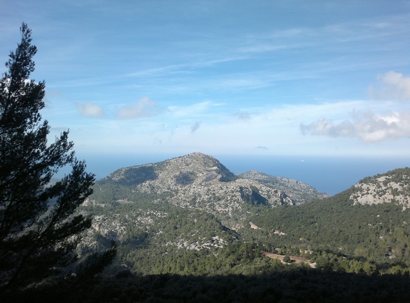 Vistas desde el Puig Mayor de la Sierra de Tramuntana y el mar